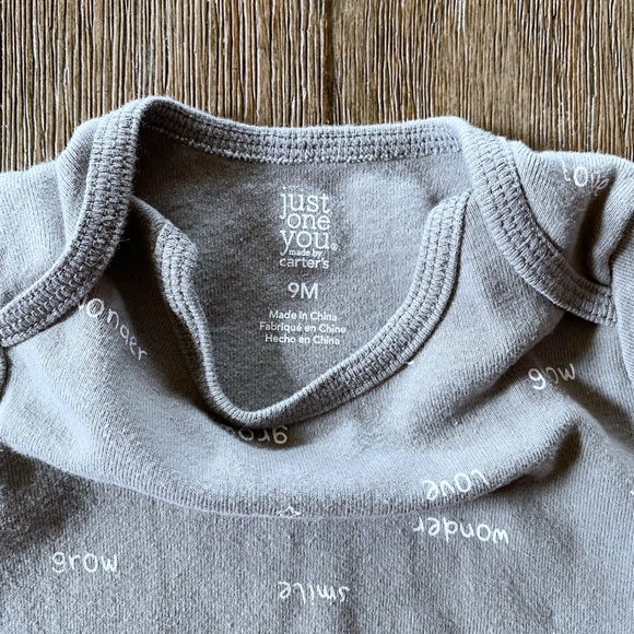 4/$10 Carter’s onesie bodysuit 9 months - Picture 3 of 4